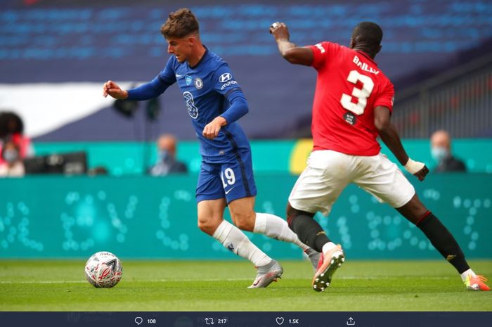 Mason Mount dan Eric Bailly berebut bola dalam laga Manchester United vs Chelsea pada babak semifinal Piala FA, Senin (20/7/2020) dini hari WIB.