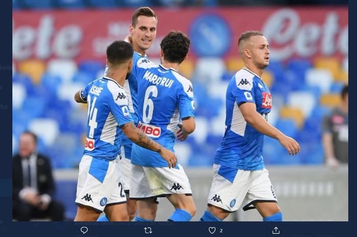 Pemain Napoli merayakan gol Arkadiusz Milik ke gawang Udinese dalam lanjutan Liga Italia di San Paolo, Naples, 19 Juli 2020.