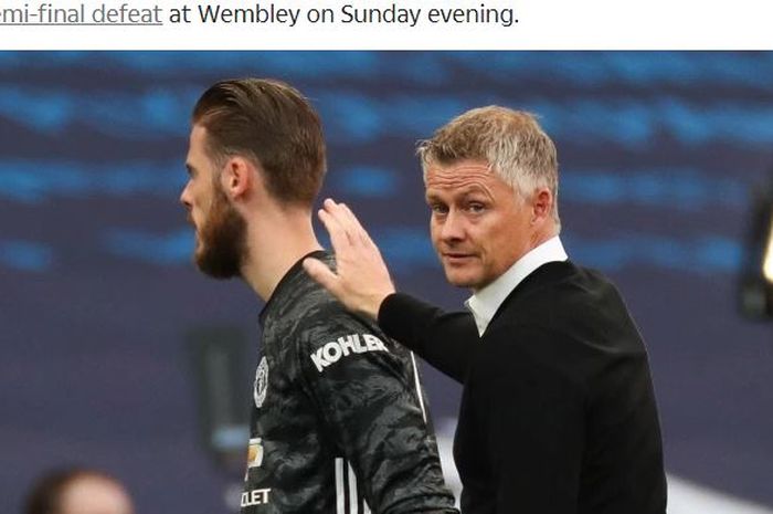 Pelatih Manchester United, Ole Gunnar Solskjaer, menepuk pundak kiper David de Gea seusai laga semifinal Piala FA kontra Chelsea di Stadion Wembley, Minggu (19/7/2020).