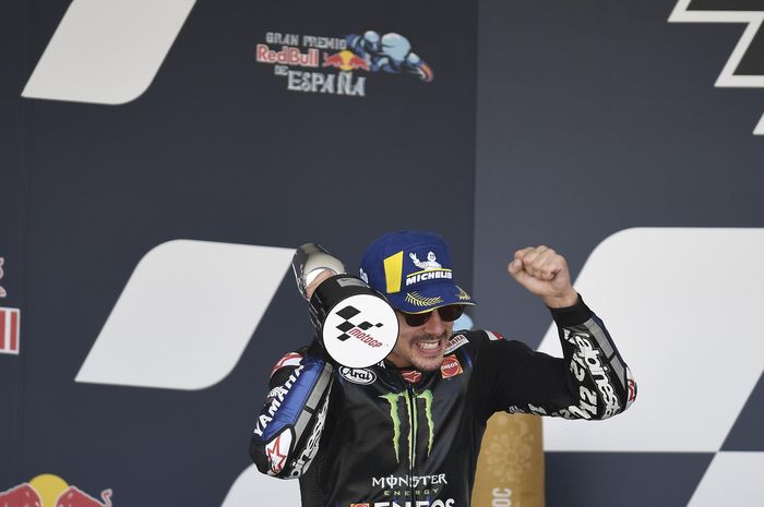 Pembalap Monster Energy Yamaha, Maverick Vinales, berpose di podium kedua MotoGP Spanyol 2020 di Sirkuit Jerez, Minggu (19/7/2020).