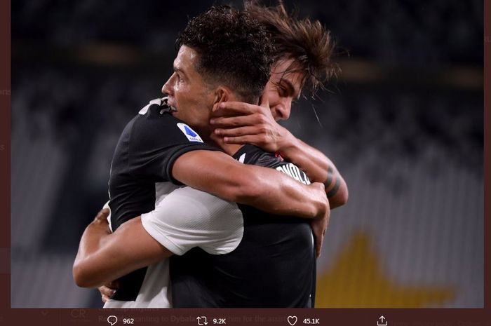 Paulo Dybala memeluk Cristiano Ronaldo setelah mencetak gol Juventus ke gawang Lazio, 20 Juli 2020.