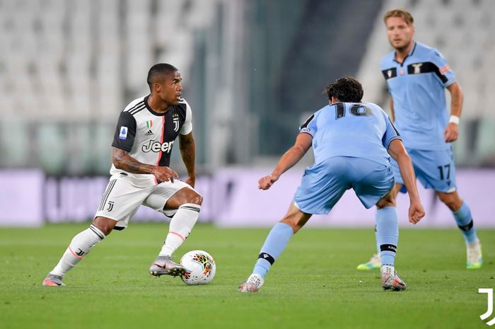 Momen winger Juventus, Douglas Costa dihadanng ddua pemain Lazio pada laga pekan ke-34 Liga Italia.