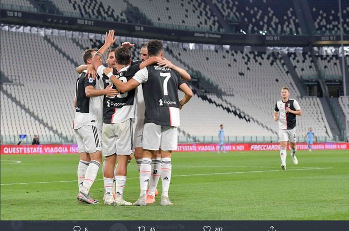 Para pemain Juventus mengerubungi Cristiano Ronaldo usai sukses menjebol gawang Lazio untuk kedua kalinya pada laga pekan ke-34 yang berlangsung di Allianz Stadium, Senin (20/7/2020).