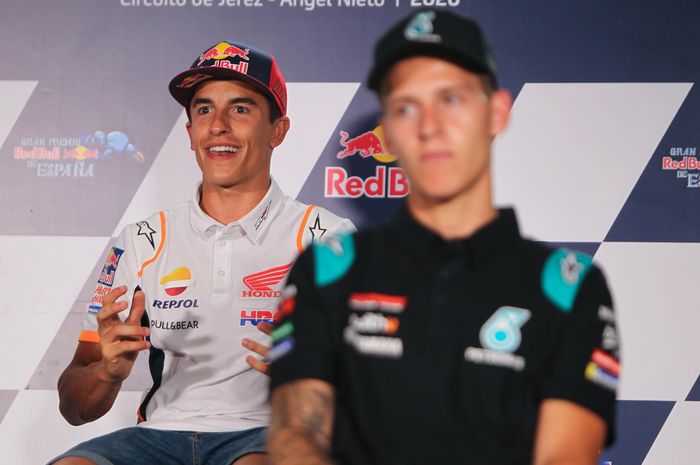 Pembalap Repsol Honda, Marc Marquez (kiri) dalam konferensi pers jelang MotoGP Spanyol di Sirkuit Jerez, Kamis (16/7/2020).