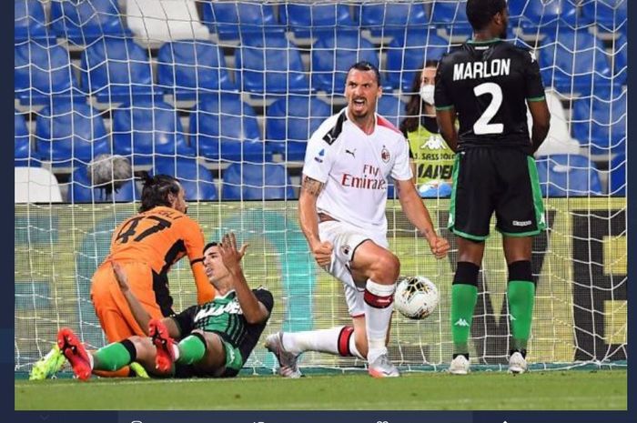 Bomber AC Milan, Zlatan Ibrahimovic, mencetak gol dalam duel Liga Italia kontra Sassuolo di Mapei Stadium, 21 Juli 2020.