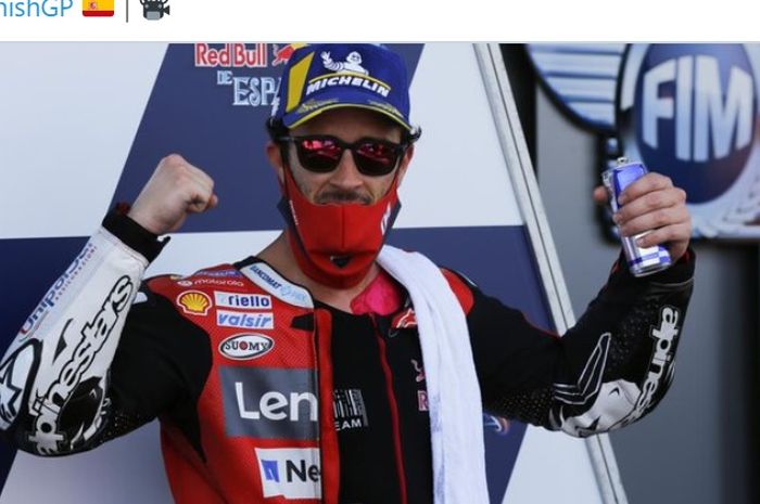 Pembalap Ducati, Andrea Dovizioso, merayakan keberhasilannya meraih podium pada balapan MotoGP Spanyol 2020 di Sirkuit Jerez, Spanyol, 19 Juli 2020.