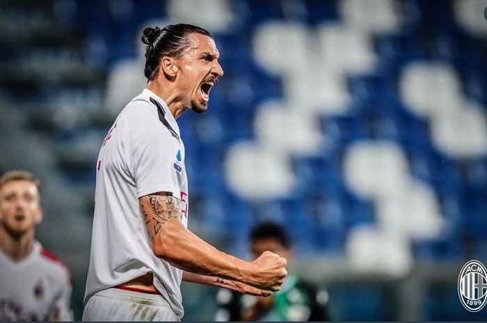 Zlatan Ibrahimovic merayakan gol yang dicetaknya dalam laga AC MIlan melawan Sassuolo pada pekan ke-35 Liga Italia, Selasa (21/7/2020) di Mapei Stadium.