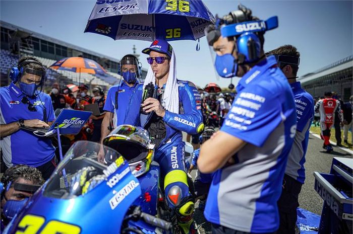 Pembalap Suzuki Ecstar, Joan Mir, sedang bersiap-siap untuk menghadapi balapan MotoGP Spanyol yang digelar di Sirkuit Jerez, Spanyol, 19 Juli 2020.