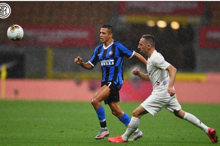 Alexis Sanchez dan Franck Ribery mengejar bola dalam partai Liga Italia Inter Milan vs Fiorentina di Giuseppe Meazza, 22 Juli 2020.