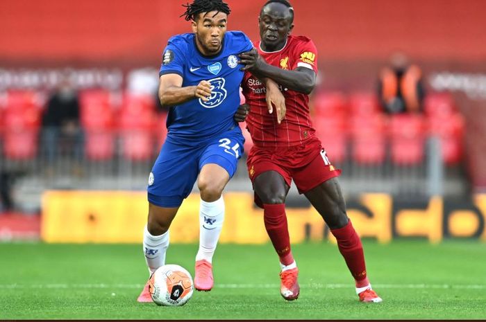 Pemain Chelsea, Reece James, dan pemain Liverpool, Sadio Mane, saling berebut bola.