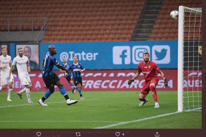 Romelu Lukaku melongo menyaksikan bola sundulannya menerpa tiang gawang dalam duel Liga Italia Inter Milan vs Fiorentina di Giuseppe Meazza, 22 Juli 2020.