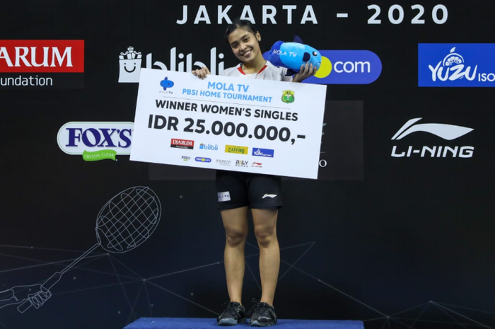 Pemain tunggal putri Indonesia, Gregoria Mariska Tunjung, berdiri di atas podium pertama usai juara pada ajang PBSI Home Tournament, Jumat (24/7/2020).