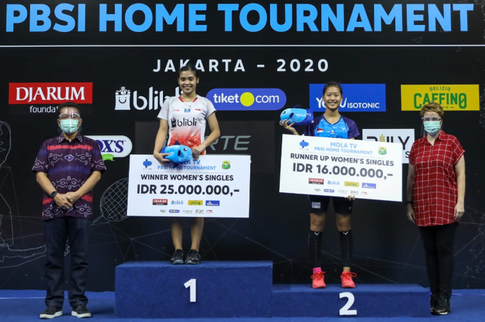 Gregoria Mariska Tunjung (baju putih) dan Putri Kusuma Wardani (baju biru) ketika berdiri di podium kemenangan PBSI Home Tournament. 