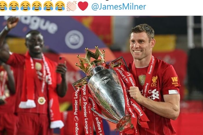 Gelandang asal Inggris, James Milner, mengangkat trofi Liga Inggris saat membela Liverpool.