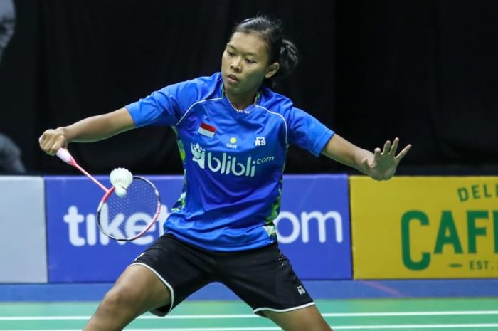 Pebulu tangkis tunggal putri, Saifi Rizka Nur Hidayah, mengantisipasi kok dari lawannya, Asti Dwi Widyaningrum, pada partai perebutan peringkat ketiga PBSI Home Tournament di Hall Pelatnas PBSI, Cipayung, Jakarta, 24 Juli 2020.  