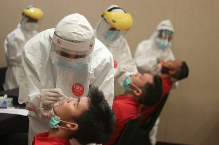 Pemain timnas U-19 Indonesia saat swab  test, Jumat (24/7/2020), di Jakarta.