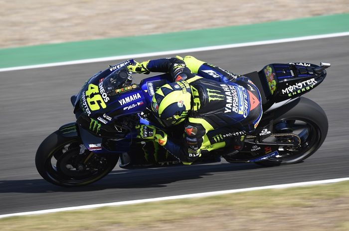 Aksi pembalap Monster Energy Yamaha, Valentino Rossi, ketika tampil pada sesi latihan bebas MotoGP Andalusia di Sirkuit Jerez, Spanyol, 24 Juli 2020.