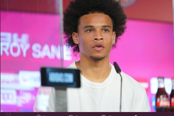 Pemain anyar Bayern Muenchen, Leroy Sane, dalam konferensi pers di depan media, Jumat pagi WIB.