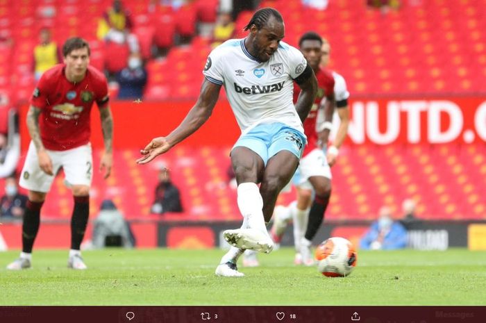 Penyerang West Ham United, Michail Antonio, saat mengeksekusi penalti ke gawang Manchester United dalam laga pekan ke-37 Liga Inggris 2019-2020.