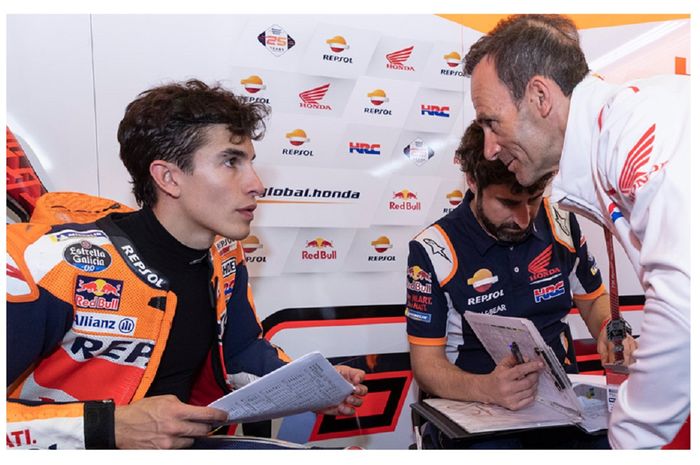 Marc Marquez menganalisis hasil di Sirkuit Jerez tahun lalu bersama Manajer Tim Repsol Honda Alberto Puig.