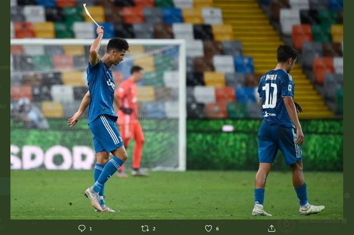 Cristiano Ronaldo dan Paulo Dybala berjalan gontai selepas pertandingan Udinese vs Juventus di pekan ke-35 Liga Italia di Dacia Arena, 23 Juli 2020.