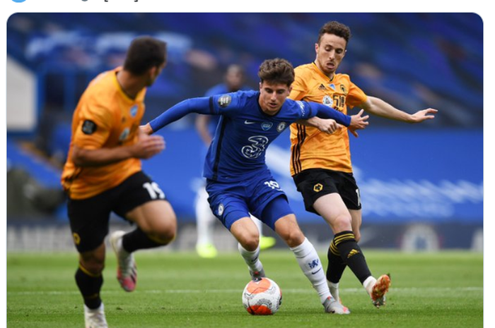 Pemain Chelsea, Mason Mount (tengah) saat berusaha melewati hadangan pemain Wolverhampton Wanderers di pertandingan pekan ke-38 Liga Inggris 2019-2020.