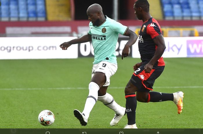 Momen Romelu Lukaku dikawal ketat oleh bek Genoa, Cristian Zapata pada pertandingan pekan ke-36 Liga Italia di Stadion Luigi Ferraris.