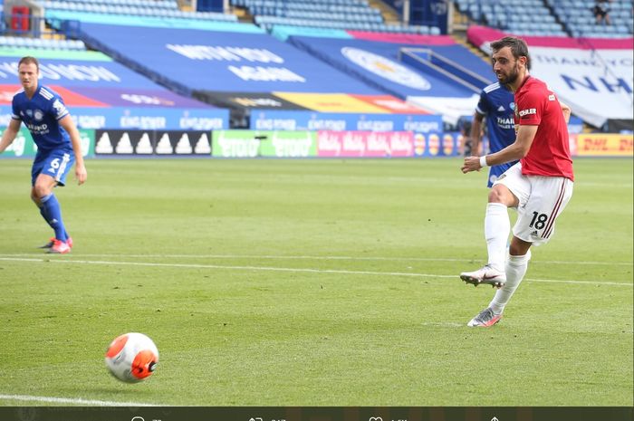 Momen Bruno Fernandes mencetak gol dari penalti ke-14 musim ini dalam kemenangan 1-0 Manchester United atas Leicester City pada laga pekan ke-38 Liga Inggris.