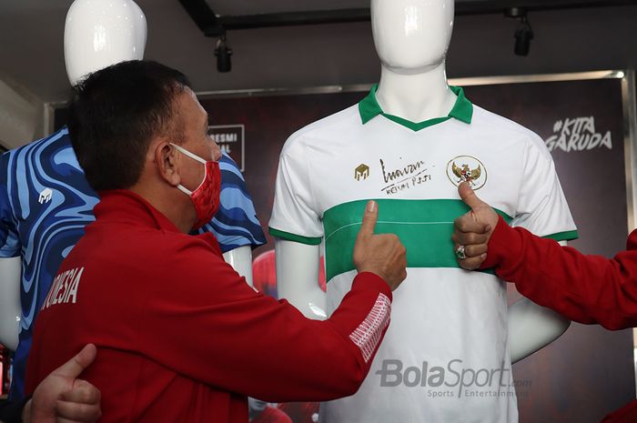 Ketua Umum PSSI, Mochamad Iriawan, memberikan ancungan jempol terhadap desain jersey tandang timnas Indonesia terbaru