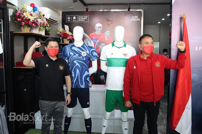 CEO Mills, Tjia Kong Hou, bersama dengan Ketua Umum PSSI, Mochamad Iriawan sedang berfoto di depan jersey tandang anyar timnas Indonesia