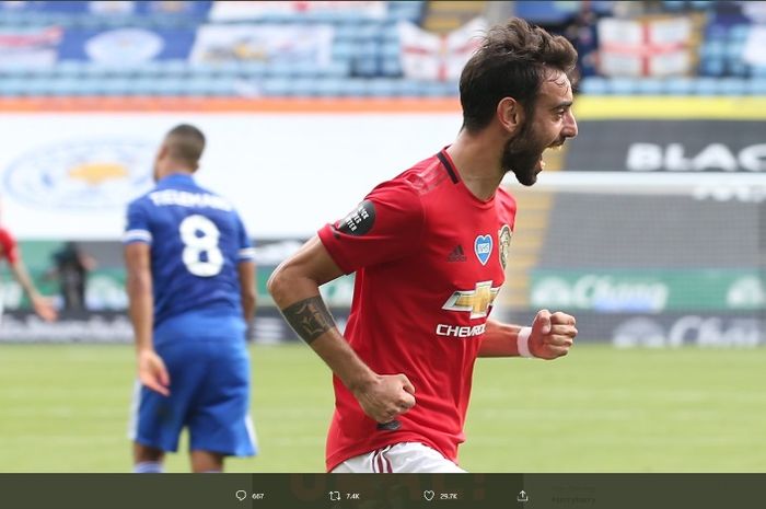 Gelandang Manchester United, Bruno Fernandes, mencetak gol ke gawang Leicester City pada Minggu (26/7/2020).