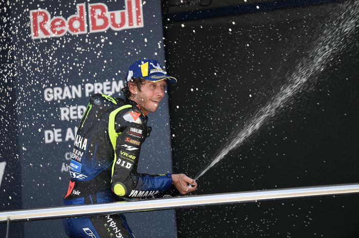 Pembalap Monster Energy Yamaha MotoGP, Valentino Rossi, melakukan selebrasi sampanye di atas podium MotoGP Andalusia 2020 di Sirkuit Jerez, Spanyol, Minggu (26/7/2020).