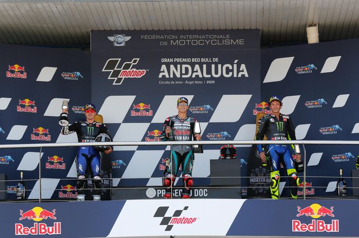 Dari kiri ke kanan, Maverick Vinales (Monster Energy Yamaha), Fabio Quartararo (Petronas Yamaha SRT), Valentino Rossi (Monster Energy Yamaha) berpose di podium MotoGP Andalusia di Sirkuit Jerez, Minggu (26/7/2020).