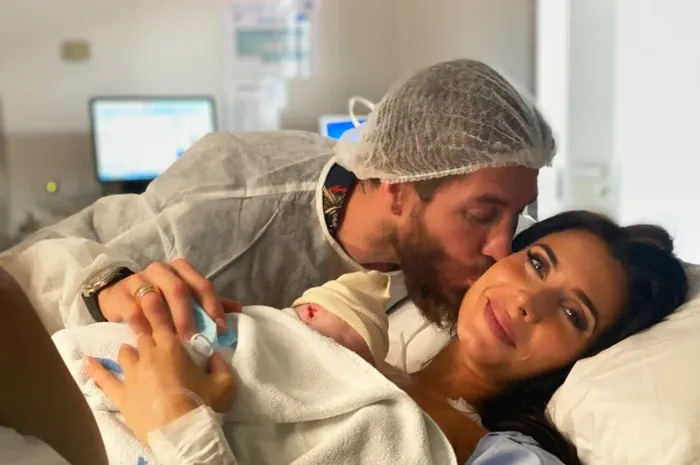 Bek Real madrid, Seergio Ramos, saat mendampingin istrinya, Pilar Rubio, yang baru saja melahirkan anak laki-laki keempat pada Minggu (26/7/2020) waktu setempat.