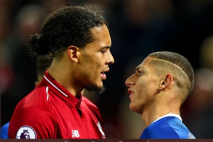 Richarliosn dan Virgil van Dijk berseteru saat Liverpool menjamu Everton di Anfield, 2 Desember 2018.