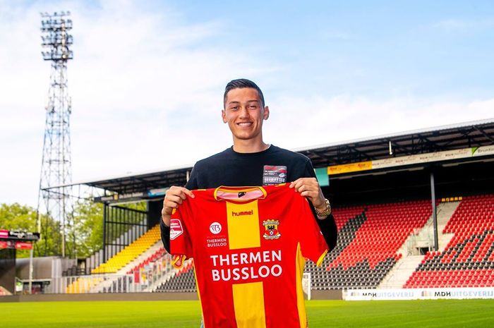 Pemain keturunan Indonesia-Belanda, Jay Idzes, saat bergabung dengan Go Ahead Eagles yang bermain di Liga 2 Belanda.