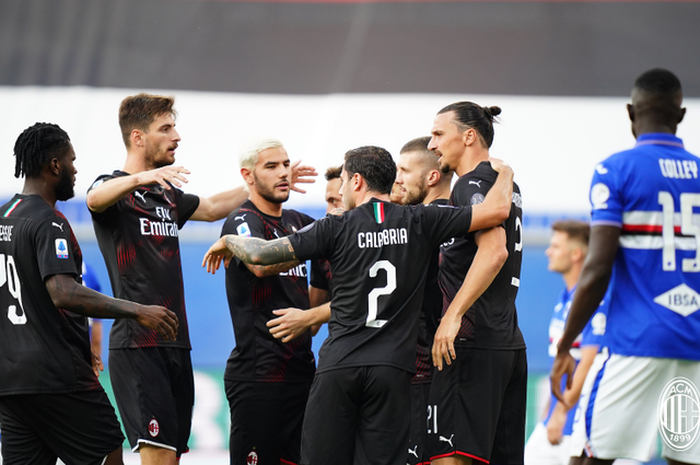 Selebrasi Zlatan Ibrahimovic usai mencetak gol  ke gawang Sampdoria di Stadion Luigi Ferraris, Rabu (29/7/2020) atau Kamis dini hari WIB.