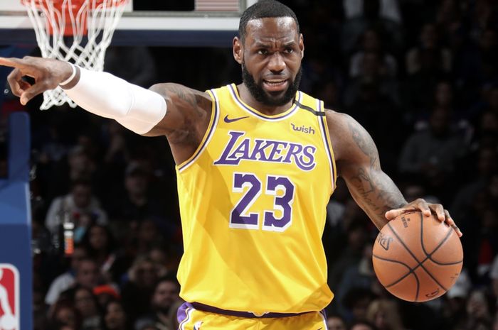 Pebasket Los Angeles Lakers, LeBron James, memberi instruksi kepada rekan-rekan setimnya pada laga NBA 2019-2020.