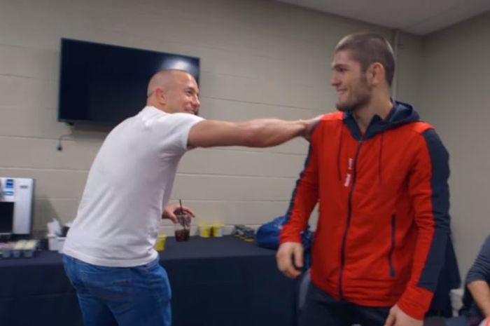 George St-Pierre saat bertemu dengan Khabib Nurmagomedov di UFC.