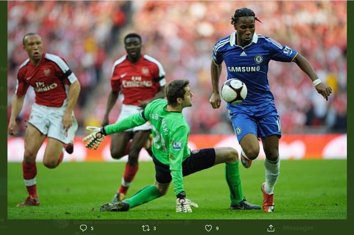 Didier Drogba (kanan) beraksi dalam duel Piala FA antara Arsenal vs Chelsea, 18 April 2009.