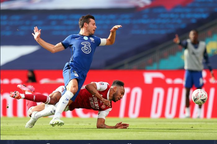 Momen duel antara Cesar Azpilicueta dan Pierre-Emerick Aubameyang pada laga final Piala FA 2019-2020 yang mempertemukan Chelsea dan Arsenal di Stadion Wembley.