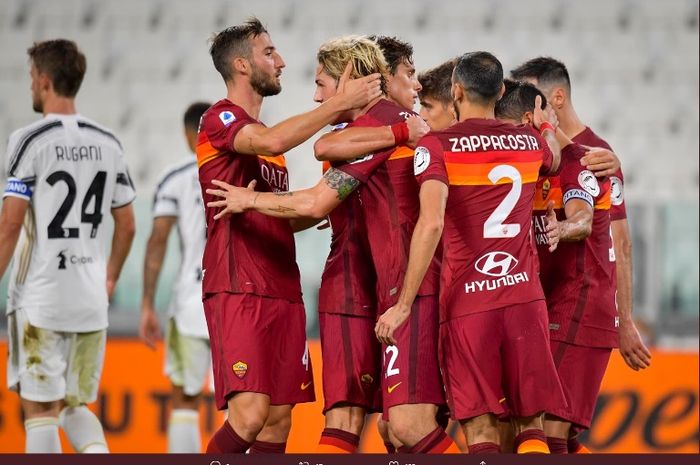 Para pemain AS Roma merayakan kemenangan atas Juventus dalam partai Liga Itlaia di Allianz Stadium, Sabtu (1/8/2020).