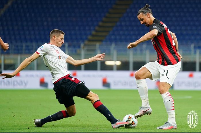 Zlatan Ibrahimovic (kanan) dalam laga AC Milan kontra Cagliari pada pekan ke-38 Liga Italia, Sabtu (1/8/2020) di San Siro.