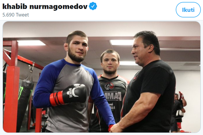 Khabib Nurmagomedov (kiri) dan Javier Mendez (kanan). Khabib Nurmagomedov merupakan petarung yang diasuh oleh Javier Mendez. 