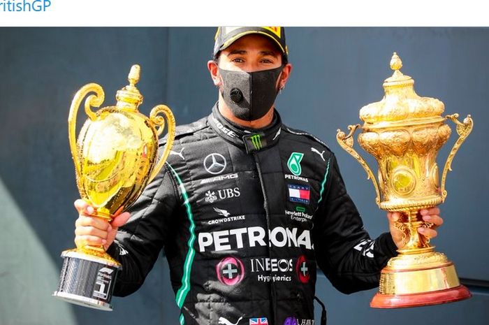 Pembalap Mercedes, Lewis Hamilton, merayakan kemenangannya pada balapan F1 GP Inggris di Sirkuit Silverstone, Inggris, 2 Agustus 2020.