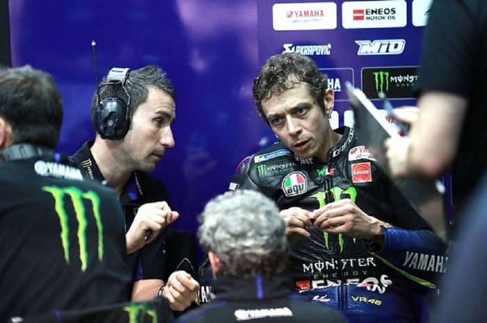 Valentino Rossi berdiskusi sangat serius dengan Kepala Kru Yamaha David Munoz untuk terus memperbaiki motornya, terutama menjelang MotoGP Ceska di Sirkuit Brno, 9 Agustus 2020.