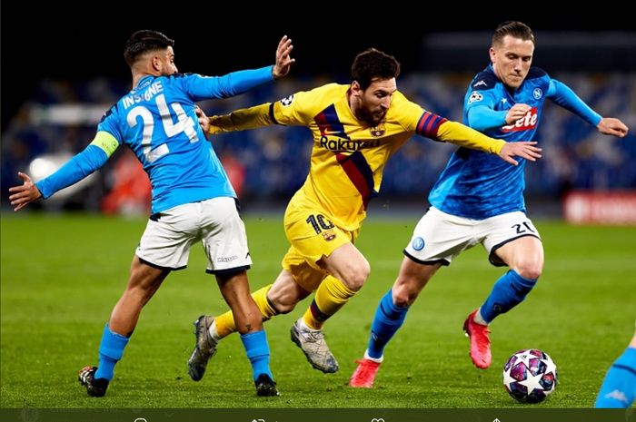 Lionel Messi dijaga dua pemain Napoli, Lorenzo Insigne dan Piotr Zielinski, pada laga leg pertama babak 16 besar Liga Champions, Februari 2020.