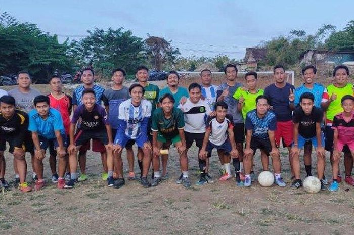 Bek Madura United, Andik Rendika Rama bersama pemuda di desanya dalam proses pengerjaan lapangan Desa.