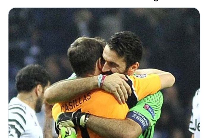 Kiper Juventus, Gianluigi Buffon, berpelukan dengan eks kiper Real Madrid dan timnas Spanyol, Iker Casillas.