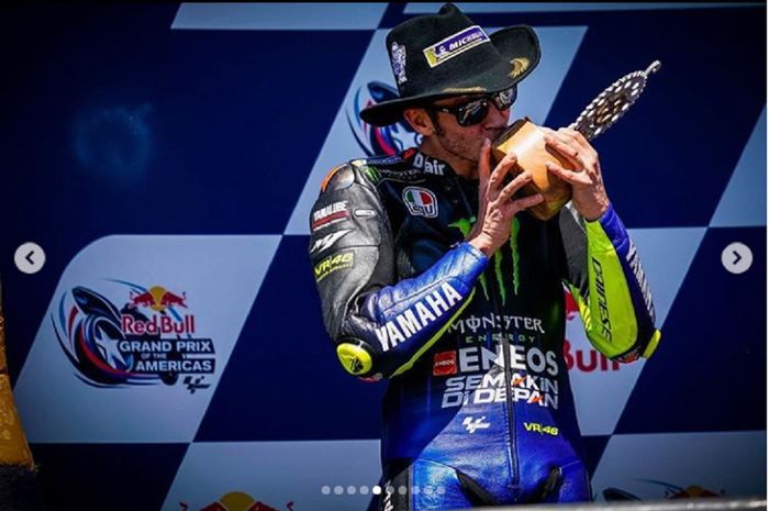 Valentino Rossi menuju rekor baru pebalap tertua yang naik podium beruntun dalam MotoGP Ceska 2020 di Sirkuit Brno akhir pekan ini. Foto ini memperlihatkan selebrasi Rossi di podium kedua MotoGP Amerika, Austin, 14 April 2019. 